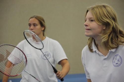 Carmen en Tess in actie tijdens het OLAK toernooi in Beek